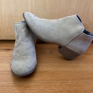 Simply Vera Vera Wang beige shoes. Little heal size 8.5